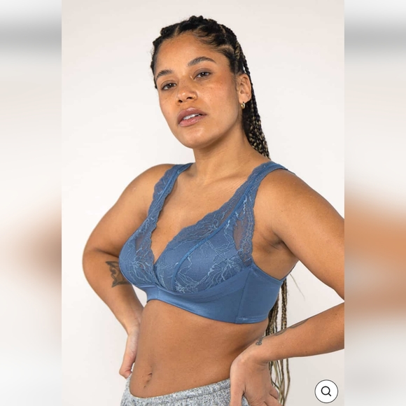 The UpLift Wireless Plunge Lace Bra - Picture 1 of 8